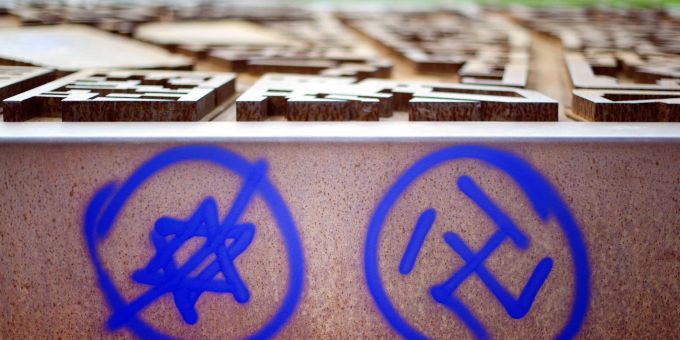 Ein Hakenkreuz und ein durchgestrichener Davidstern sind an einer Gedenkstätte zu sehen. Ein Hakenkreuz und ein durchgestrichener Davidstern sind an einer Gedenkstätte zu sehen.