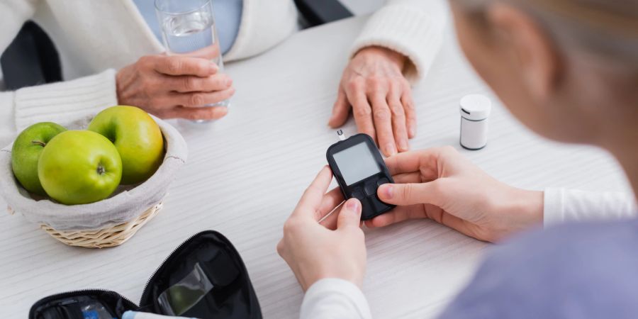 Betroffene von Diabetes müssen ihren Blutzuckerspiegel immer gut im Auge behalten.