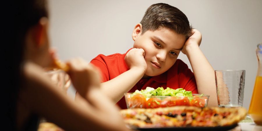 Auf der Mittelstufe ging der Anteil übergewichtiger Kinder zwischen 2010  und 2017 zunächst zurück, ist seither aber wieder auf 18,6 Prozent angestiegen. (Symbolbild)