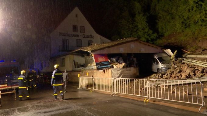 Saarland, Blieskastel: Das Dach einer Kfz-Werkstatt ist nach einem Erdrutsch beschädigt. hochwasser deutschland erdrutsche