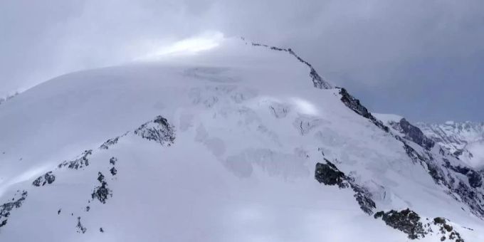 Am Pigne d'Arolla kam es am Pfingstsonntag 2024 zu einem Lawinenunglück. (Archivbild) Wallis