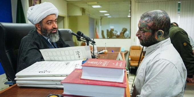 Der Musiker Amir Tataloo (r) spricht mit dem Richter Iman Afschari beim Prozessauftakt. Der Musiker Amir Tataloo (r) spricht mit dem Richter Iman Afschari beim Prozessauftakt.