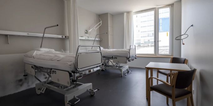 Blick in ein Patientenzimmer des Felix Platter-Spitals. Patientenzimmer