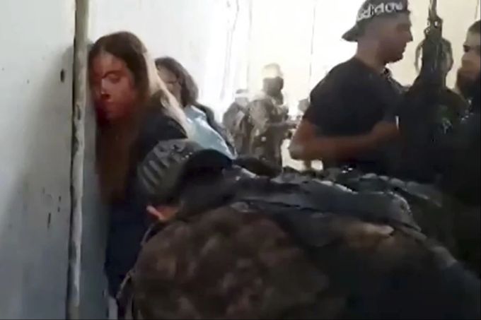 Ein vor wenigen Tagen veröffentlichtes Video zeigt, wie Hamas-Terroristen die Mädchen verschleppen. Israel-Gaza-Krieg