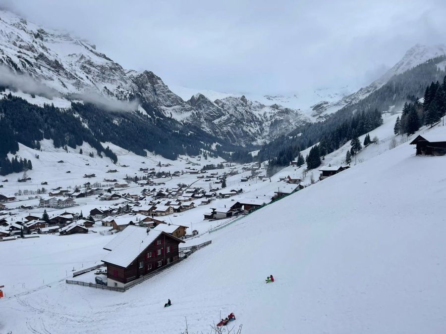 In Adelboden BE hat es diesen Winter wie hier am 8. Dezember bereits mehrmals bis ins Dorf geschneit. Die Pisten sind zurzeit aber lange nicht alle offen.