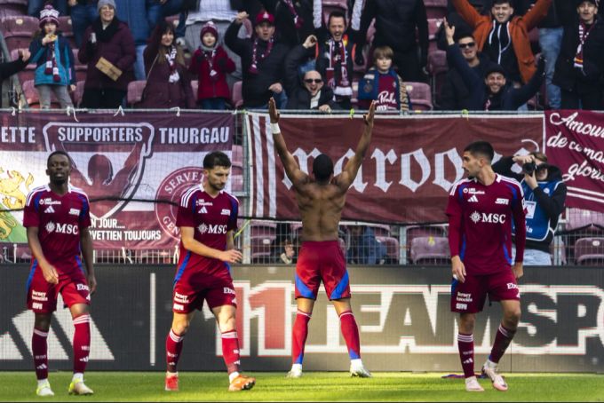 Dereck Kutesa (Mitte) bejubelt seinen Treffer gegen den FC Basel. Servette