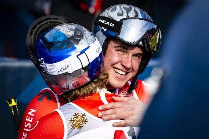 Marco Odermatt gratuliert Franjo von Allmen zu dessen genialer Fahrt in der WM-Abfahrt. Marco Odermatt