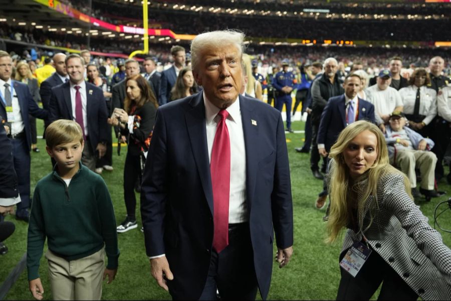 Neben seinem Grossvater Trump schreitet Theo stolz auf Spielfeld der NFL.