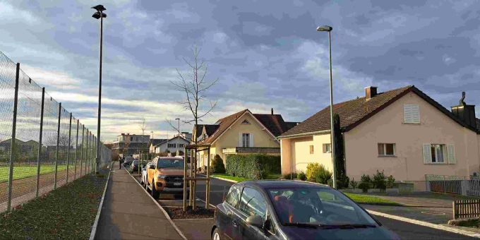 Neues Erscheinungsbild der Feldstrasse in Fislisbach mit Gehweg. Fislisbach Feldstrasse