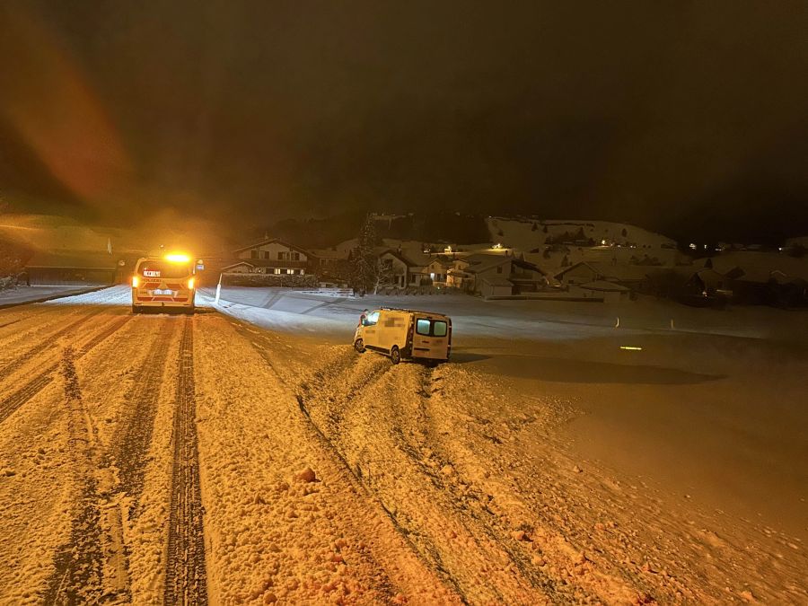 Autofahrer kommt in Schwyzerbrugg von eingeschneiter Strasse ab.