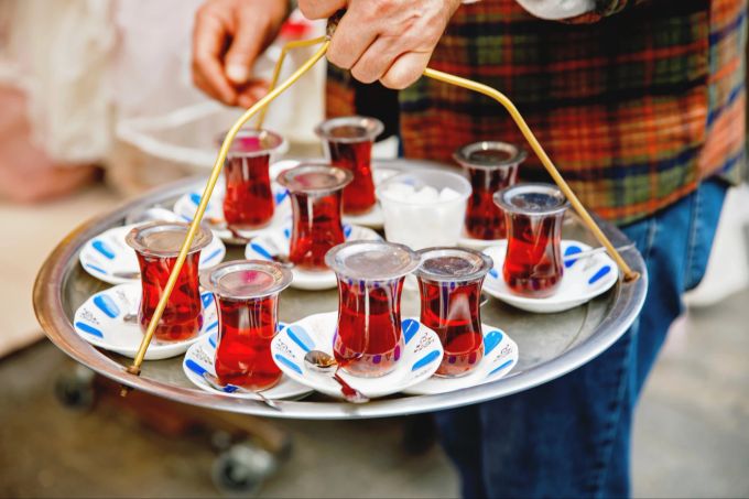 Die Türkei ist nicht nur für schmackhafte Gerichte, sondern auch für den kräftigen Schwarztee bekannt. Teegläser, türkischer Schwarztee