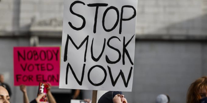 Ein New Yorker Gericht hat Elon Musk den Zugang zu sensiblen Finanzdaten untersagt. Demo gegen Musk