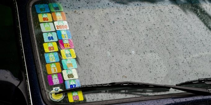 Ein Personenwagen mit deutschem Kennzeichen und voll geklebt mit Schweizer Autobahn Vignetten. Vignetten