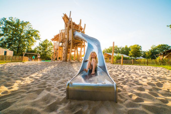 Das Papillon Country Resort bietet unter anderem einen Naturbadesee mit Sandstrand, einen grossen Spielplatz und eine Indoor-Spielhalle. Papillon Country Resort
