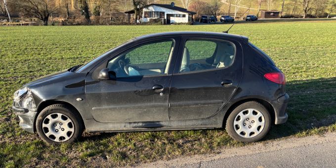 Thundorf TG - Autofahrer baut Unfall – und haut zu Fuss ab
