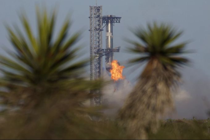 Der Booster “Super Heavy” des Grossraketenprojekts «Starship» von Elon Musks Firma SpaceX kehrt zur Startrampe zurück, in Boca Chica, Texas, am 16. Januar 2025. Starship Elon Musk SpaceX
