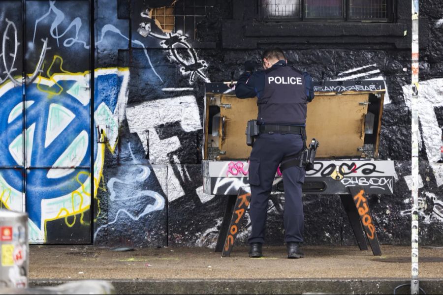 Ein Polizist kontrolliert ein bekanntes Drogen-Versteck auf dem Reitschule-Vorplatz am 8. Januar.