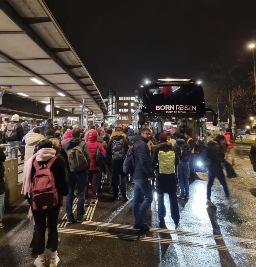 Pendler von Olten nach Aarau stehen an um in einen Ersatzcar einzusteigen.