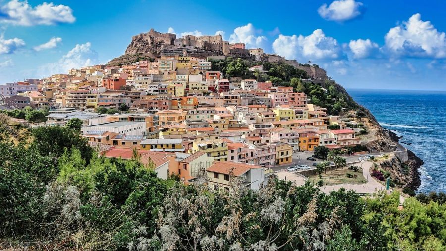 Die traumhafte Gemeinde Castelsardo in Sardinien: Hier lauern allerdings auch Parkier-Fallen.