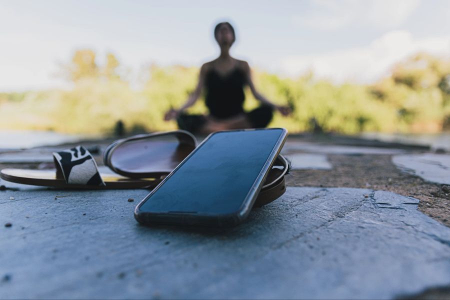 Smartphone Frau Meditation Natur