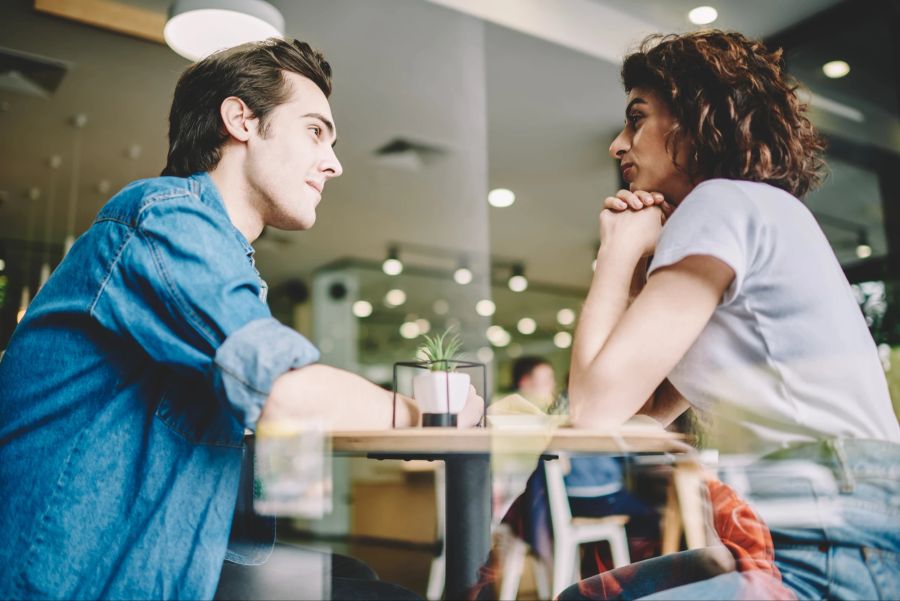 Mann und Frau beim Date