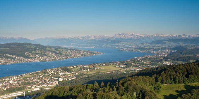 Panoramablick über die Region Zürich vom Uetliberg aus. See Stadt Ufer Wald