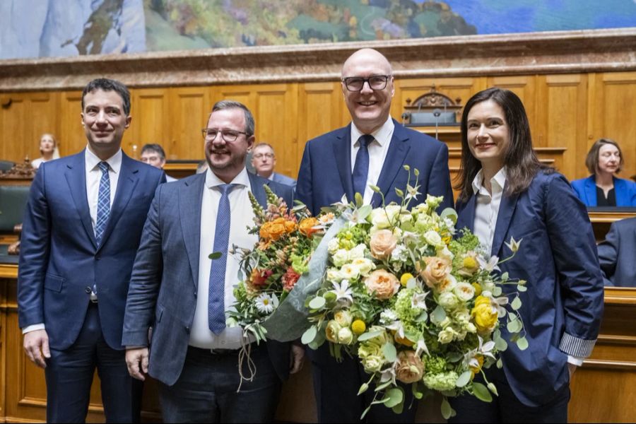 Für Mitte-Fraktionspräsident Philipp Matthias Bregy (zweiter von links) hingegen glänzten beide Kandidaten.