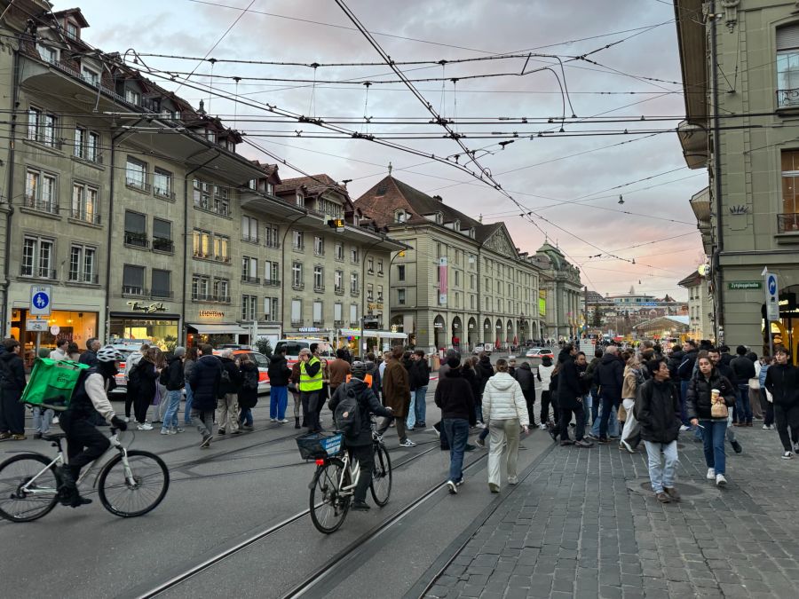 Grund war eine Meldung zu einem bewaffneten Mann in einem Gebäude.