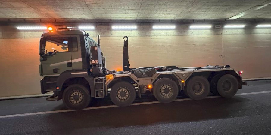 Muldentransporter beschädigt Tunneldecke