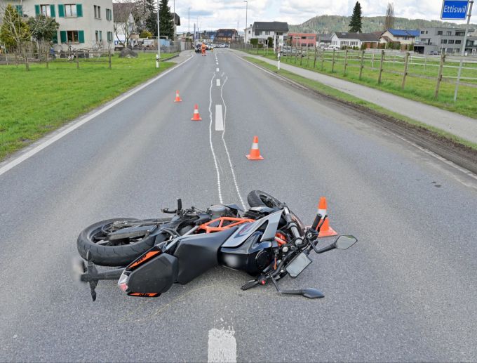 Motorradfahrer bei Unfall in Ettiswil verletzt. Motorradfahrer verunfallt