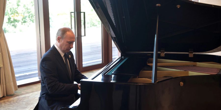 Der russische Präsident Wladimir Putin gibt sich gern als Kulturliebhaber und will nun einen internationalen Schlagerwettbewerb im eigenen Land gründen. (Archivbild)