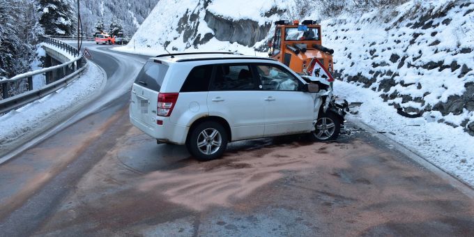 Ardez GR - Autofahrerin (48) fährt auf Schneefräse auf