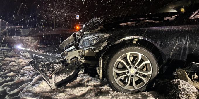Ennenda GL - Auf schneebedeckter Fahrbahn ins Schleudern geraten