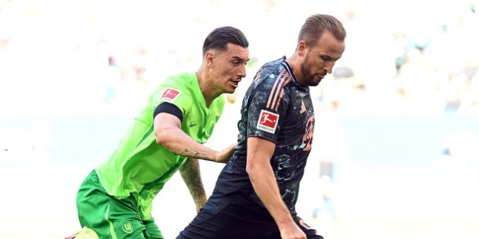 Cédric Zesiger im Zweikampf mit Bayerns Harry Kane. Cédric Zesiger