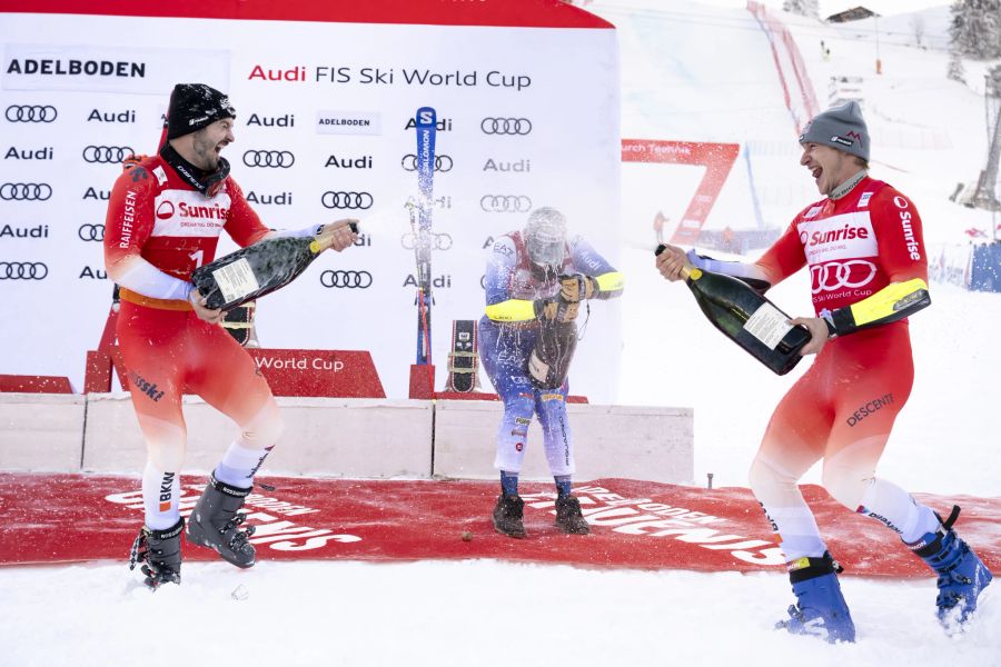 Schon auf dem Schnee hat die Feier begonnen, dabei auch der Drittplatzierte Luca de Aliprandini (mitte).