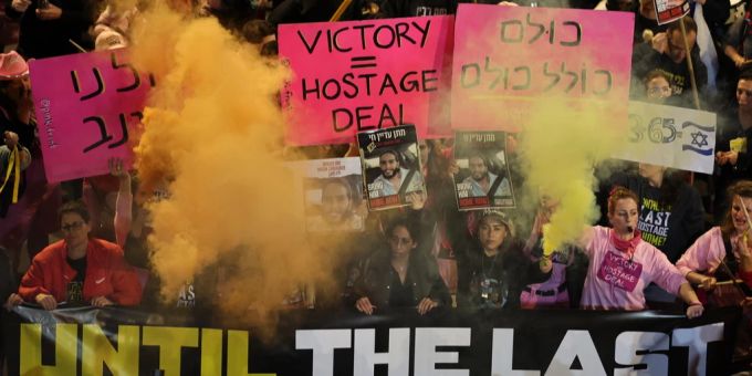 Angehörige von drei Geiseln der Hamas haben die Freilassung bestätigt. Angehörige von Hamas-Geiseln