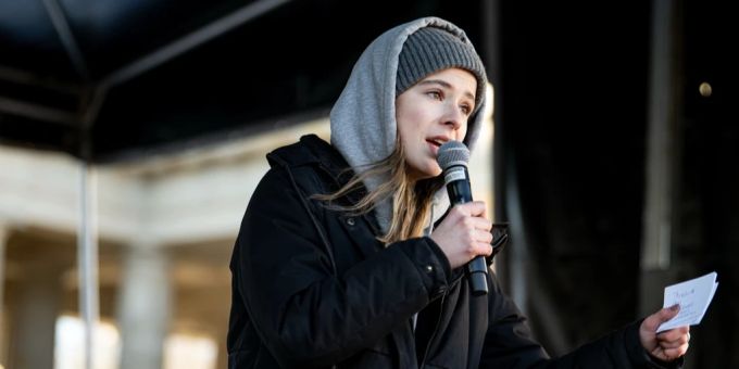 Klima-Aktivistin Luisa Neubauer sendet mit einem Kleid eine Botschaft. Luisa Neubauer