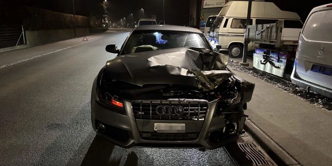 Eingenickt! - 19-Jähriger kracht mit Audi gegen parkierte Autos