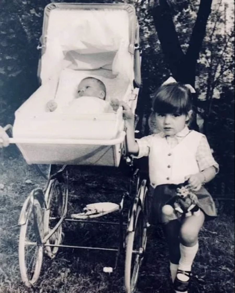 Ein Bild aus alten Zeiten: Während Melania im Kinderwagen liegt, posiert ihre grosse Schwester daneben.