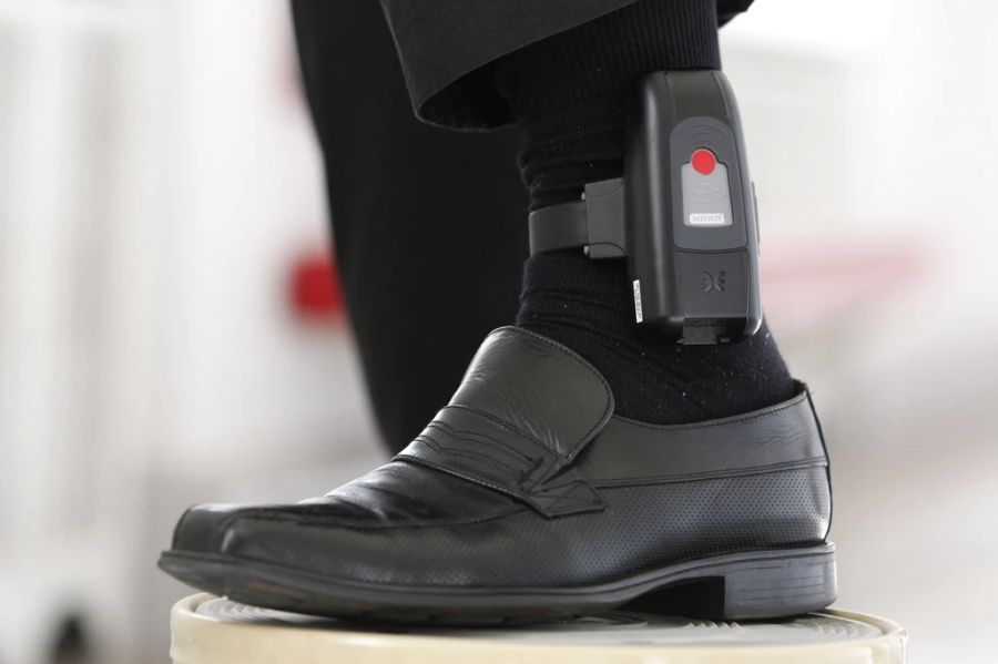 Seit Dezember 2024 setzen die Mitgliedskantone ein gemeinsames System für die Überwachung mit Fussfessel ein. (Symbolbild)