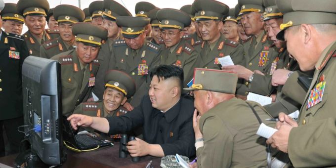 Ob der Chef wohl Zugriff auf mehr Websites hat? Kim Jong-un im Kreise seiner Offiziere. Nordkorea Internet