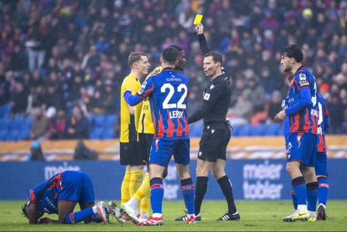 Urs Schnyder hat das Spiel zwischen YB und dem FC Basel im Griff. FC Basel YB