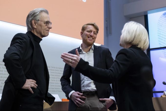 Alt Nationalrat Claude Ruey (FDP/VD), Andreas Lustenberger (Caritas Schweiz) und Alt Nationalrätin Kathrin Amacker (M/BL) von der Allianz sprechen an der Medienkonferenz zur zweiten Konzernverantwortungsinitiative, am 7. Januar 2025, in Bern. Konzernverantwortungsinitiative