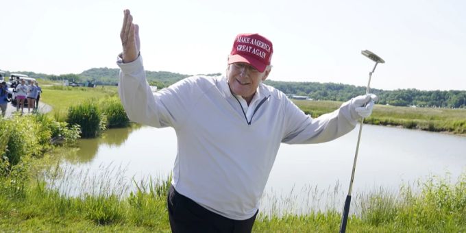 Ist ein passionierter Golfer und Golfplatzbesitzer: Donald Trump. Donald Trump