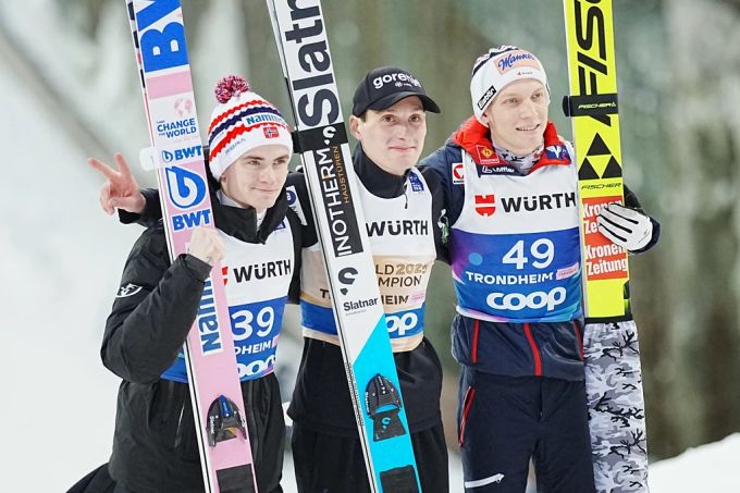 Skispringen Trondheim: v.l. Marius Lindvik (NOR/Platz2), Domen Prevc (SLO/Platz 1) und Jan Hoerl (AUT/Platz 3). skispringen trondheim
