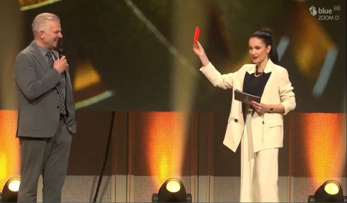 Cloé Salzgeber schickt Papa Rainer Maria vom Platz. Cloé Salzgeber