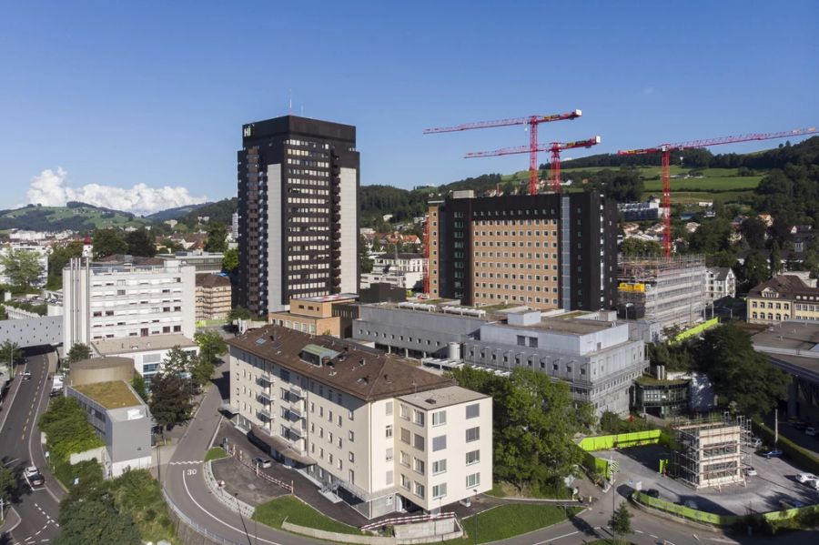 Auch Schweizer Spitäler (hier das Kantonsspital St. Gallen) sehen sich mit Anfragen konfrontiert.