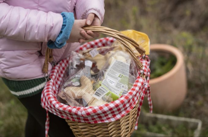 Dieses Jahr könnte es in der Schweiz an Ostern nass und kalt werden (Symbolbild). Ostern Korb