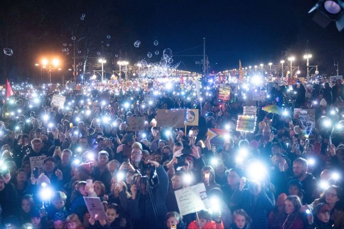 «Lichtermeer für den Schutz unserer Demokratie» vor dem Brandenburger Tor. grüne
