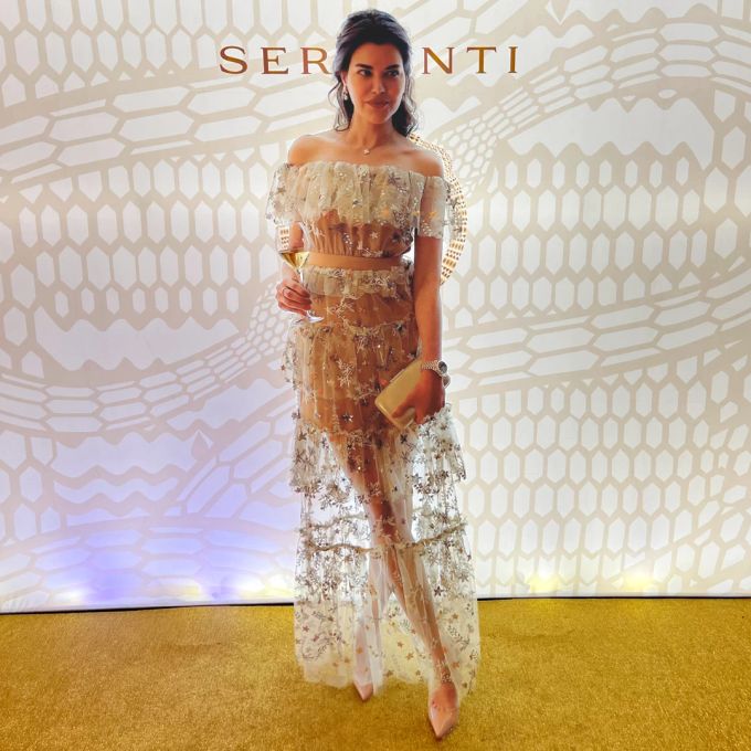 Beauty-Kolumnstin Alexandra Lüönd im Cocktail-Kleid. Alexandra Lüönd